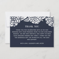 Dahlias blancs. Mariage floral bleu marine moderne