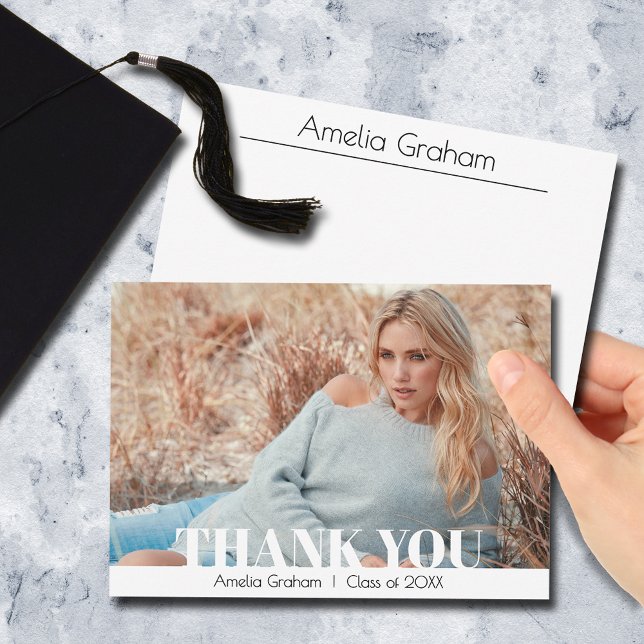 Carte de remerciements de graduation photo moderne (Modern graduation flat thank you cards with your photo on the front and room for a message on back)