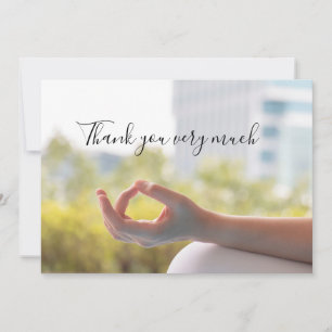 Carte de remerciements de yoga avec méditation pos