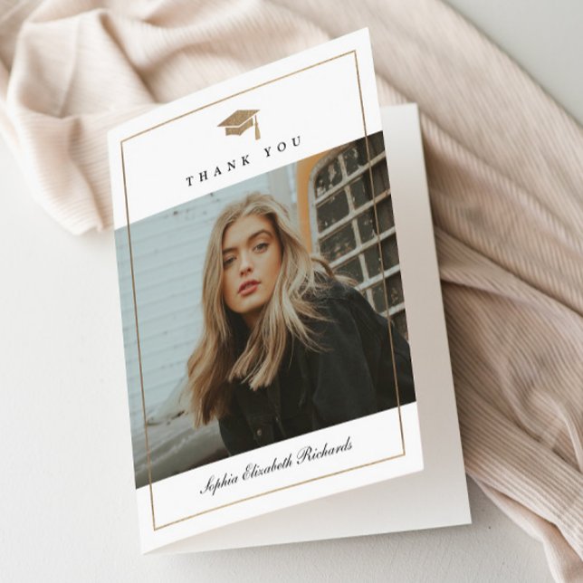 Carte De Remerciements Diplôme photo simple et élégant (Elegant Gold Graduation Cap Black and White Photo Graduation Thank You Cards. )