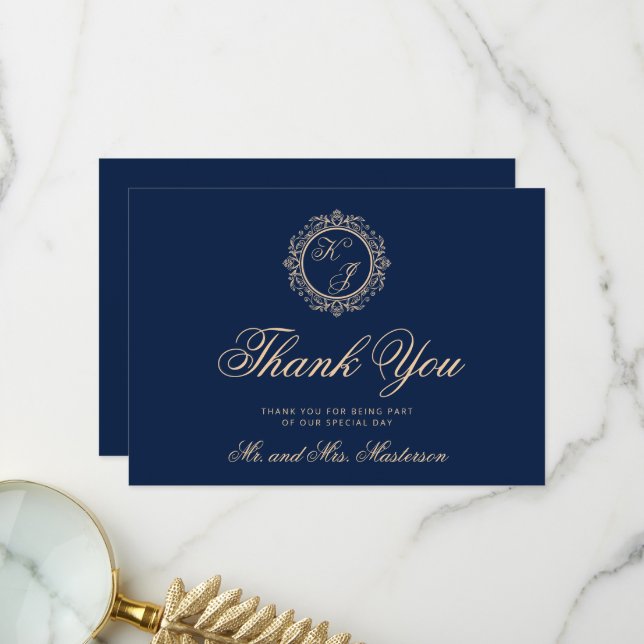 Carte De Remerciements Elégant Monogramme Or Marine Mariage bleu (Devant/Arrière en situation)