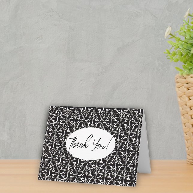 Carte De Remerciements Élégants motifs damassés noirs et blancs avec volu (Classy damask pattern in black and white with fancy scrolls on thank you cards.)