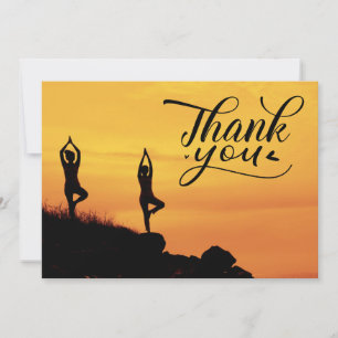Carte De Remerciements Femmes de Yoga sur Arrière - plan couché de soleil
