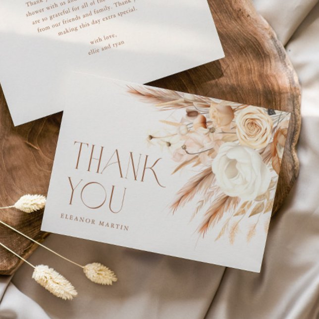 Carte De Remerciements Fête de Mariage Bohème Neutre avec Herbe de Pampa (Elegant typography boho floral wedding bridal shower thank you card.
)