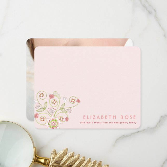 Carte De Remerciements Fleurs florales roses Whimsical Chic Nouveau bébé  (Devant/Arrière en situation)