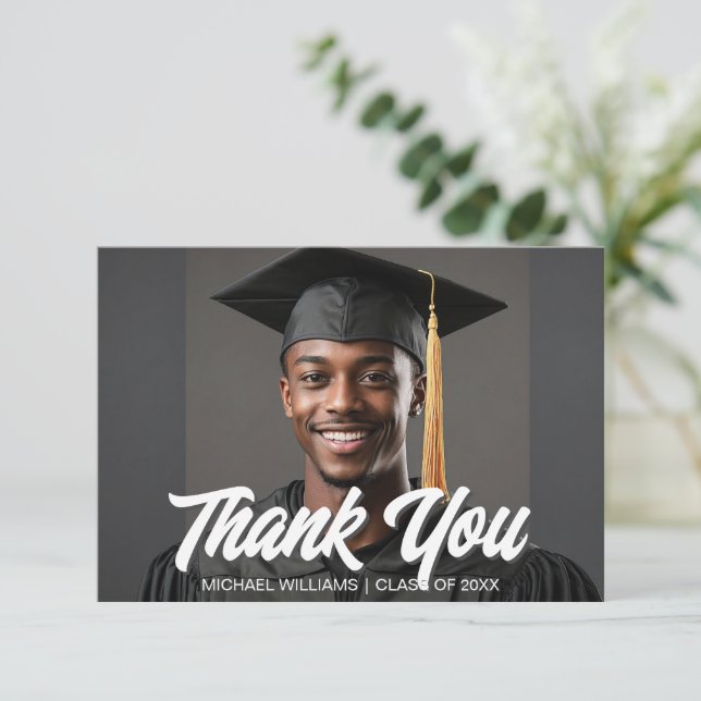 Carte De Remerciements Graduation Photo Bold Script Overlay Graduate (Debout devant)