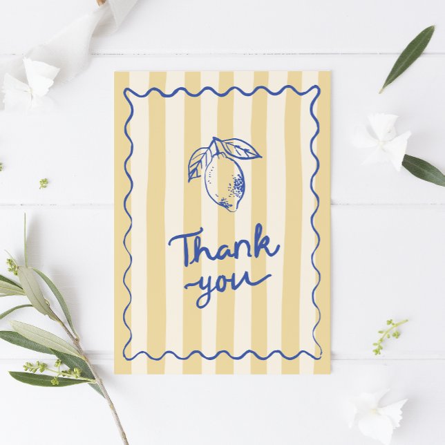 Carte De Remerciements La Dolce Vita Citrons Réception de Mariage Italien (Bridal Shower Thank You card with yellow striped background, wavy border and lemon illustration)