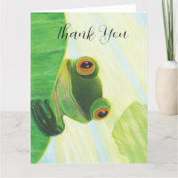 La grenouille verte aux gros yeux derrière le pavé