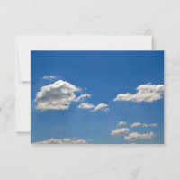Le ciel est bleu et les nuages blancs passent