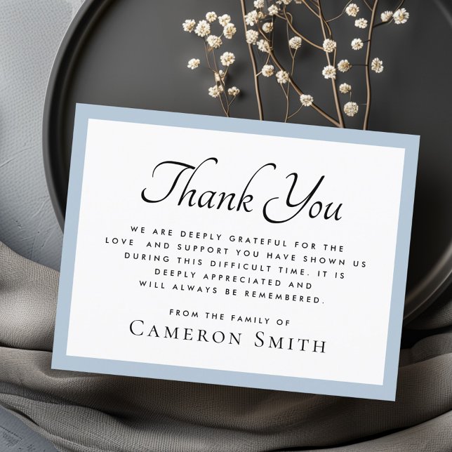 Carte De Remerciements Léger bleu poussiéreux frontière élégante sympathi (Light dusty blue border elegant funeral sympathy thank you card)
