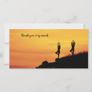 Carte De Remerciements Les femmes yoga sont sur la falaise