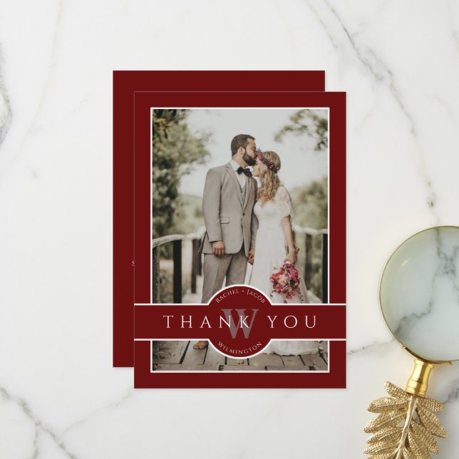 Carte De Remerciements Mariage 2 photos Monogramme moderne rouge foncé (Devant/Arrière en situation)