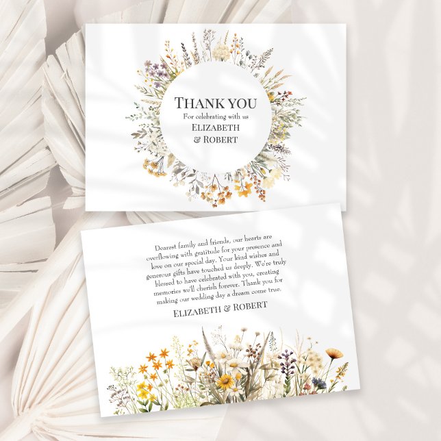 Carte De Remerciements Mariage dans une prairie de fleurs sauvages avec d (Peach Wildflower Meadow Wedding Thank You Card on a sunny white table with neautral dry palm leaf.)