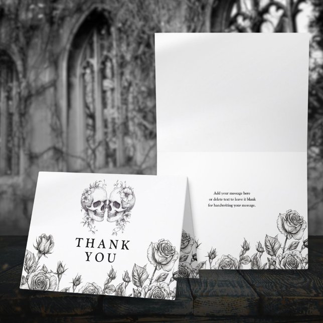 Carte De Remerciements Mariage de crânes floraux gothiques noirs et blanc (Black And White Gothic Floral Skulls Wedding Thank You Card)