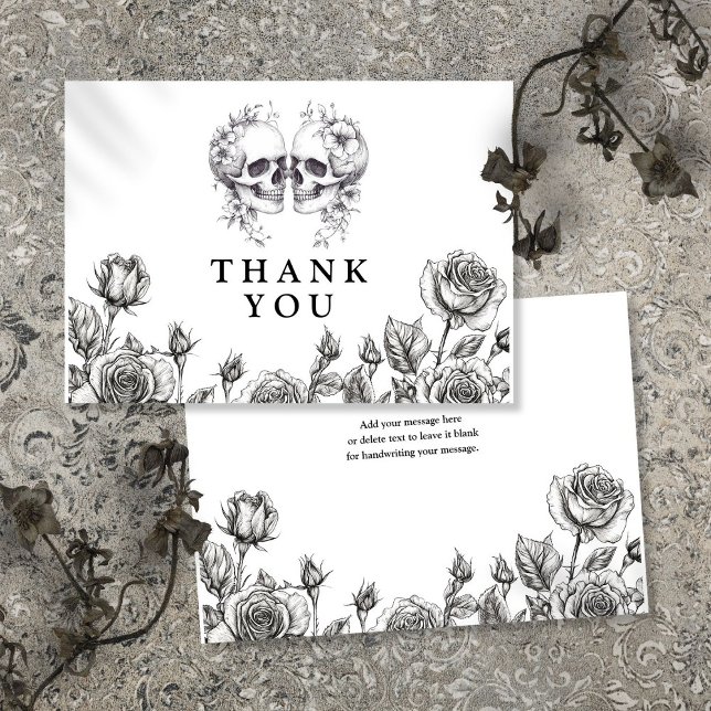 Carte De Remerciements Mariage de crânes floraux gothiques noirs et blanc (Black And White Gothic Floral Skulls Wedding Thank You Card)