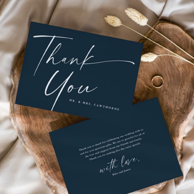 Carte De Remerciements Mariage de script élégant et moderne (Simple Modern handwritten Script Dark Navy Blue Wedding Thank You Card.)