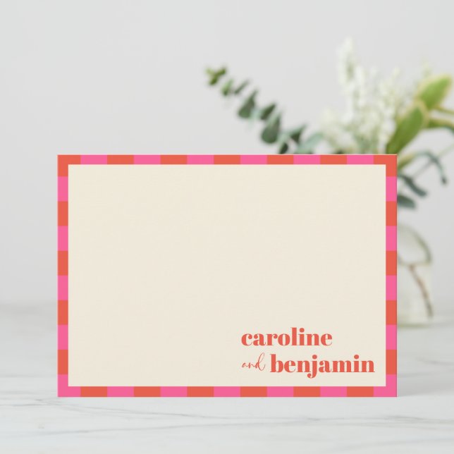 Carte De Remerciements Mariage personnalisé en damier rose et orange gras (Debout devant)