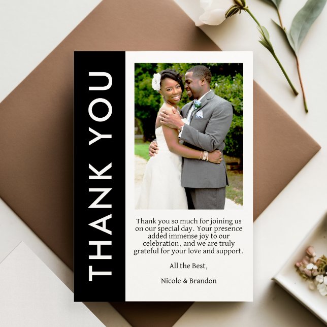 Carte De Remerciements Mariage photo latéral noir et blanc (Black & White Side Stripe Photo Wedding Thank You Card)