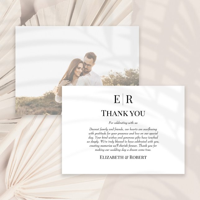 Carte De Remerciements Mariage photo personnalisé Monogramme noir et blan (Black and White Monogram Custom Photo Wedding Thank You Card on a sunny white dry palm leaf.)