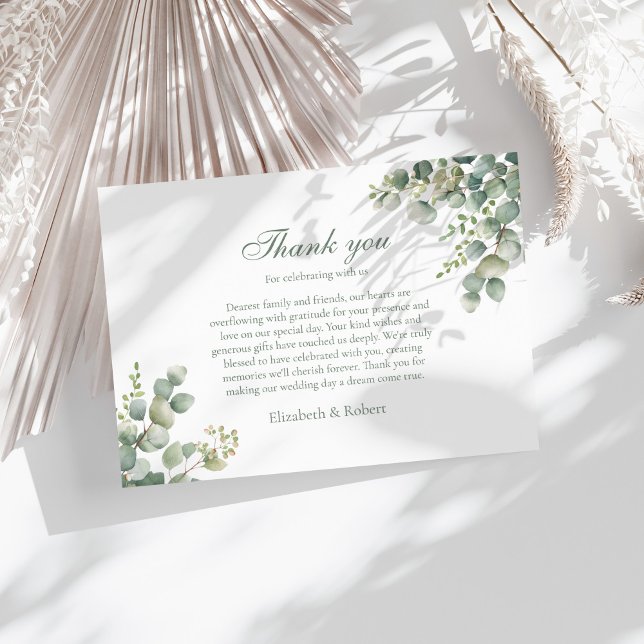 Carte De Remerciements Mariage vert moderne Eucalyptus (Modern Greenery Eucalyptus Wedding Thank You Card on a sunny white table with neutral boho decor.)