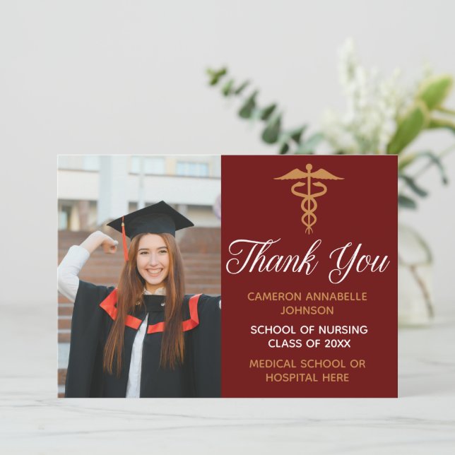 Carte De Remerciements Maroon Gold Graduation Photo Infirmière ou Docteur (Debout devant)