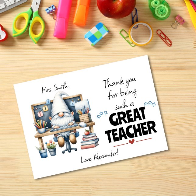 Carte De Remerciements Nain de reconnaissance pour l'enseignant sur le bu (Teacher Appreciation Gnome School Desk Thank You Card)