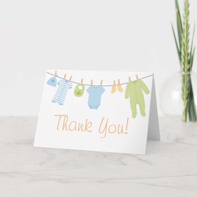 Carte De Remerciements Petits les vêtements bleus et verts que le bébé (Devant)