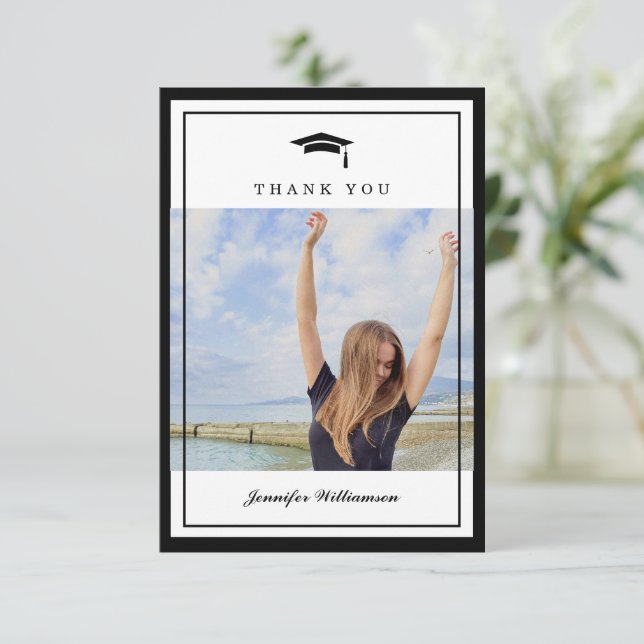 Carte De Remerciements Photo de graduation en noir et blanc classique (Debout devant)
