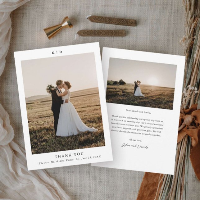 Carte De Remerciements Photo de mariage simple noir et blanc élégant (Simple minimalist black and white wedding photo thank you card.)