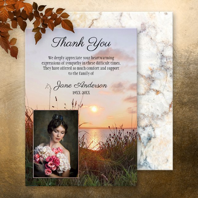 Carte de remerciements photo des funérailles du co (Heartfelt memorial/funeral photo Thank You card showing a custom photo framed by a sunset on water)