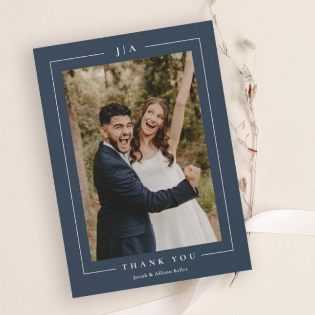 Carte De Remerciements Photo Mariage bleu de la marine classique (Elegant Navy Blue Wedding Photo Thank You Card with Classic Typography and Couples Monogram.)