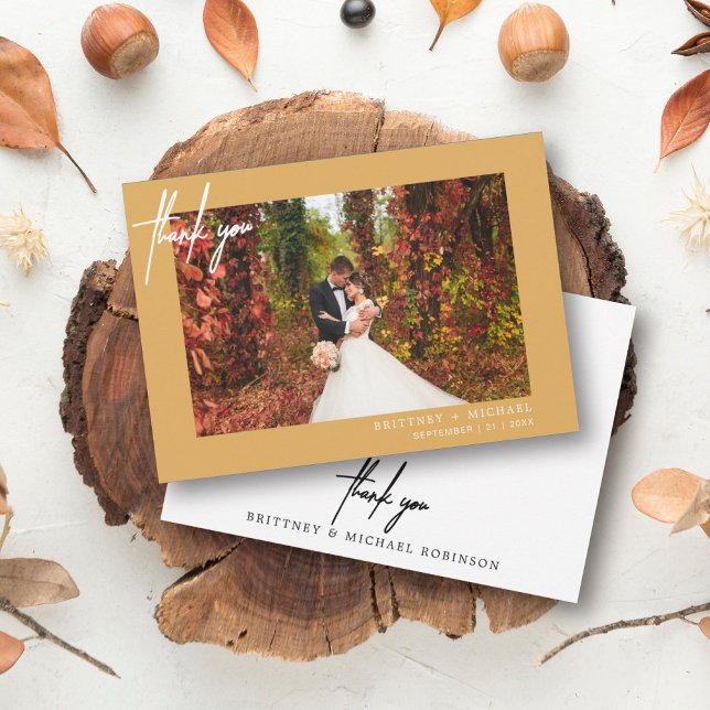 Carte De Remerciements Photo moderne lettrage jaune moutarde (Modern elegant wedding thank you card with a wedding photo on the front and simple hand written font)