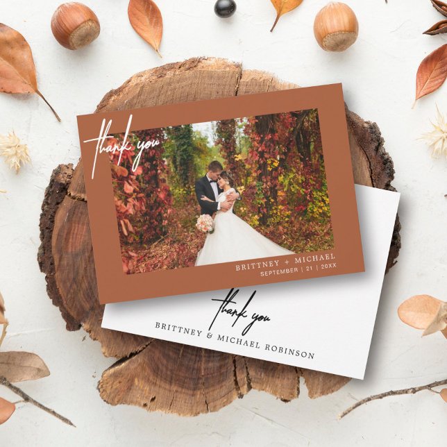 Carte De Remerciements Photo Moderne Lettrée À La Main Terracotta (Modern elegant wedding thank you card with a wedding photo on the front and simple hand written font)