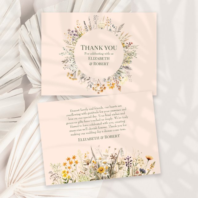 Carte De Remerciements Prairie de Fleurs Sauvages Mariage Duvet de Pêche (Peach Fuzz Wildflower Meadow Wedding Thank You Card on a sunny white table with dry palm leaf.)