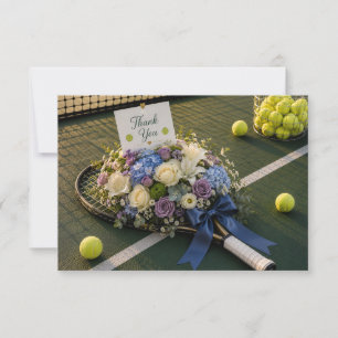 Carte De Remerciements Raquette de tennis et fleurs sur le court