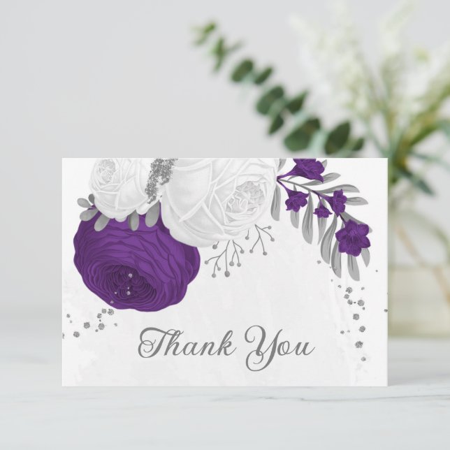 Carte De Remerciements royal violet & fleurs blanches argent mariage (Debout devant)