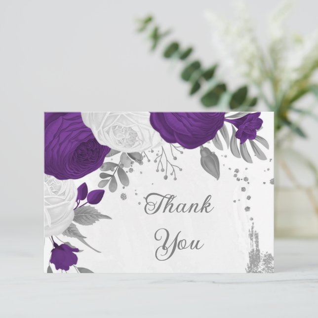 Carte De Remerciements royal violet & fleurs blanches argent mariage (Debout devant)
