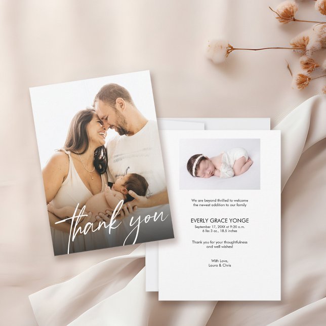 Carte De Remerciements Script manuscrit moderne bébé fille photos naissan (Modern, Handlettering script baby shower Thank you and birth stat baby announcement photo card.)