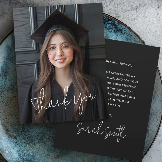 Carte De Remerciements Script moderne simple photo noir graduation (Modern script simple photo black graduation thank you card)