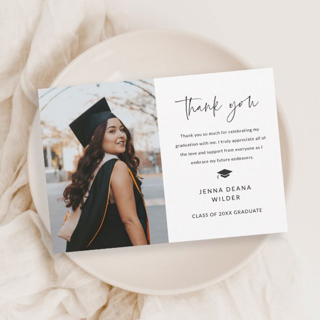 Carte De Remerciements Simple Script Diplôme Noir et Blanc (Simple modern black and white graduation photo thank you card.)