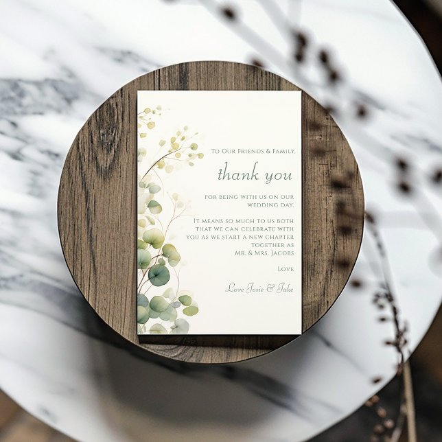 Carte De Remerciements Table de mariage aux feuilles de eucalyptus floral (Romantic Floral Eucalyptus Leaves wedding table Thank You Card with your own message of thanks.)