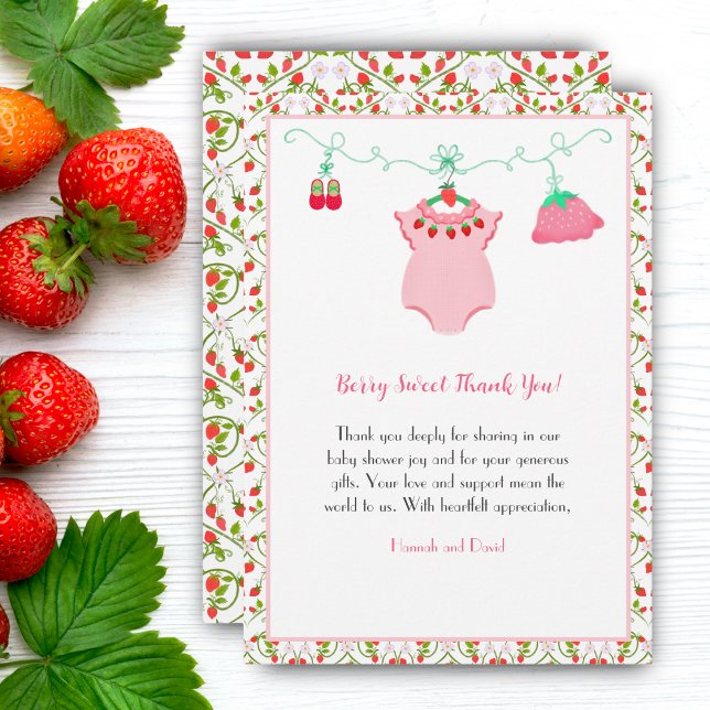 Carte De Remerciements Tenue de bébé fraise avec motif Baby Shower (Sweeten your gratitude with strawberries, a charming way to thank!)