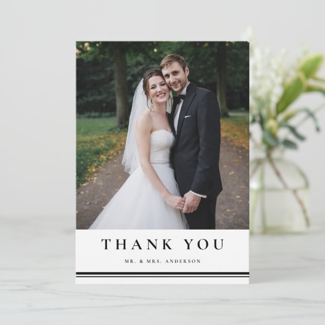 Carte De Remerciements Typographie classique noire et blanche Mariage pho (Debout devant)