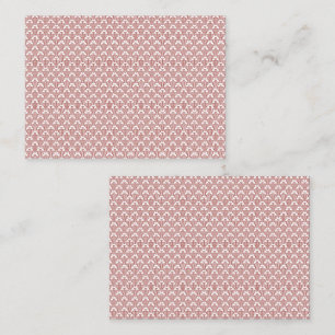 Carte De Rendez-vous Un tapis à motifs rouges et bruns repose sur