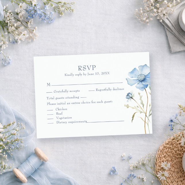 Carte de réponse de mariage à la fleur d'hydrangea (Blue Wildflower Garden Wedding RSVP Card on a romantic table with tiny dusty blue wildflowers)
