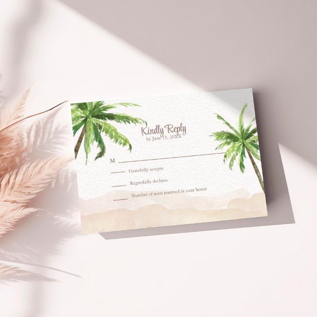 Carte de réponse de mariage Plage de sable turquoi (Watercolor Turquoise Sandy Beach Wedding RSVP Card on a sunny table with pampas grass.)
