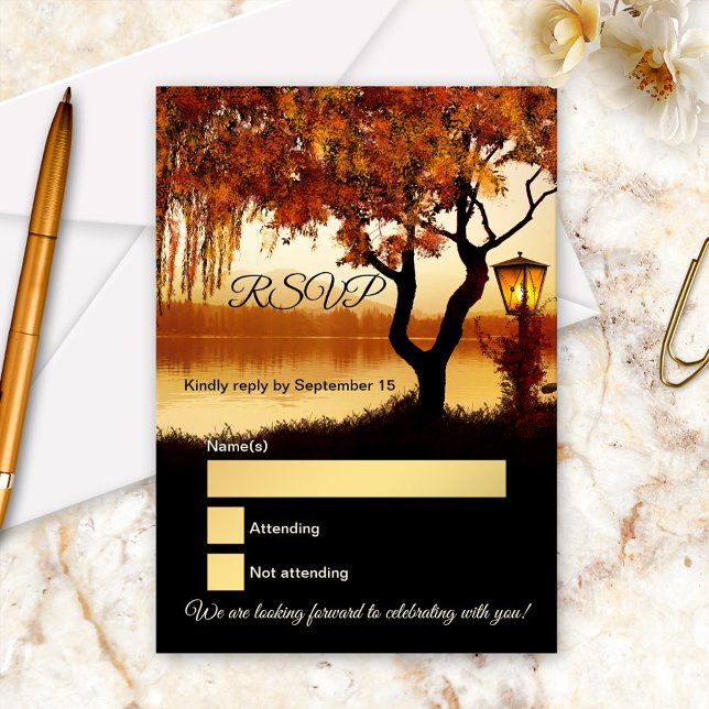 Carte de réponse de mariage sous un arbre à vue su (RSVP card featuring a colorful autumn tree with festive lantern overlooking a romantic lake)