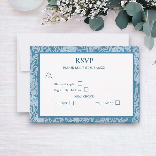 Carte de réponse florale élégante bleu doux (Have your guests respond to you with this elegant RSVP enclosure card.)