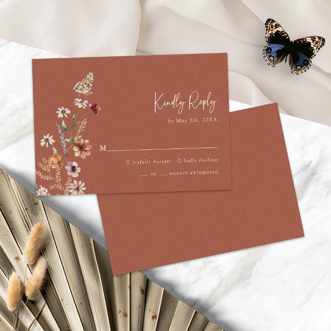 Carte de réponse RSVP florale terracotta bohème (Boho Terracotta Floral RSVP Card with Butterfly by Painted Paperie
)