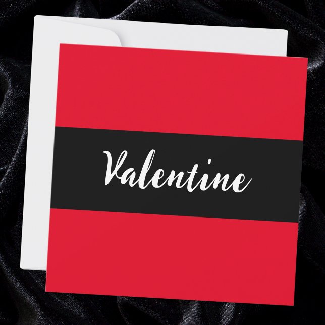 Carte de Saint Valentin simple et moderne Red Vale (A stylish Valentine's card in red, black and white, with space for your own message on the back)